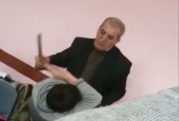 Полиция допросила сумгайытского учителя, избившего ученика